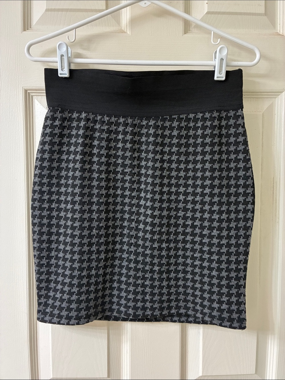 🌷3 for $25🌷Urban Behavior, US M, Grey & Black Houndstooth Bodycon Mini Skirt